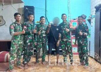 Dekat Dengan Masyarakat, Satgas Yonarmed 19/Bogani Terima Dua Pucuk Senpi dari Warga Perbatasan