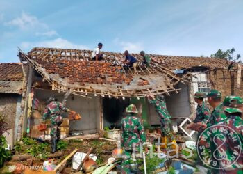 Korem 063/SGJ Terjunkan 50 Prajuritnya, Bersihkan Puing-puing Rumah Di Kp. Cileungsi Cianjur