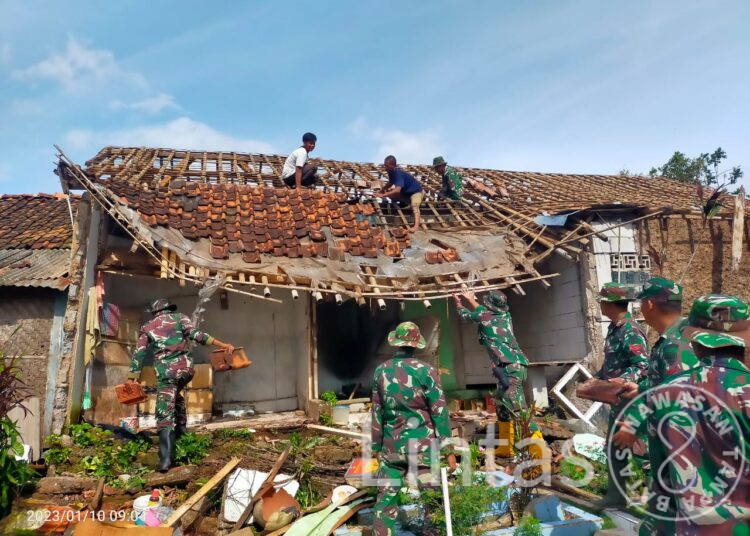 Korem 063/SGJ Terjunkan 50 Prajuritnya, Bersihkan Puing-puing Rumah Di Kp. Cileungsi Cianjur