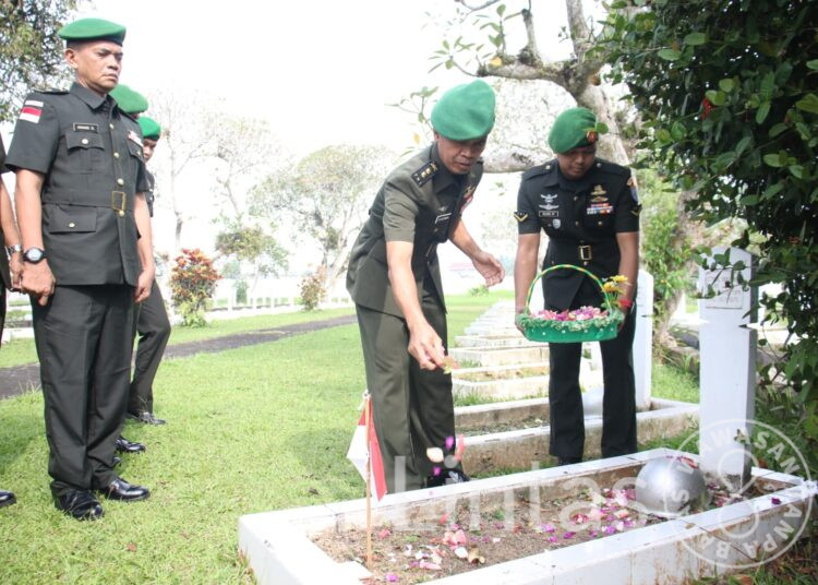 Peringati HUT ke-72 Penerangan Angkatan Darat, Pendam XII/Tpr Ziarah ke Taman Makam Pahlawan