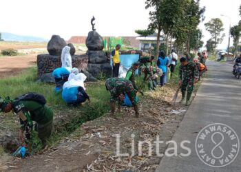 Satgas Sektor 2 Sub Sektor 2 Citarum Harum, Jumsih Bersama Siswa SMUN Kertasari dan Warga Masyarakat Sekitar