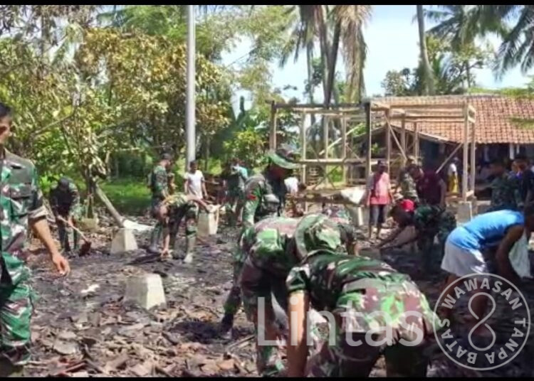 Atasi Kesulitan Rakyat, Anggota Koramil Padarincang & Yonif 310/KK Bersihkan Puing Pasca Kebakaran