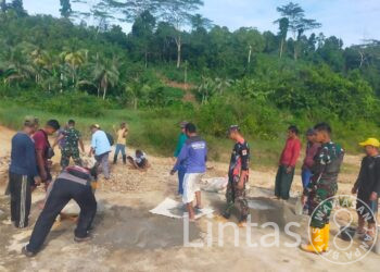 Jalan Akses Satu-Satunya Rusak, Diperbaiki Satgas Organik Yonarhanud 3/YBY Bersama Masyarakat