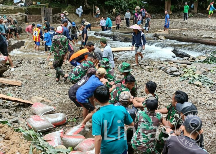 Hidupkan Listrik, Satgas Yonarmed 5/105 Tarik/PG Gotong Royong Pasang Dinamo