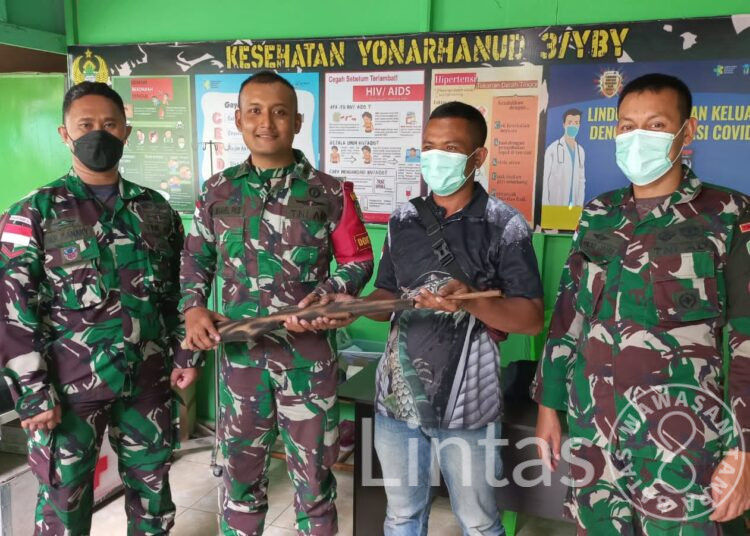 Sebanyak 48 Pucuk Senjata Rakitan dan Senjata Organik Telah Diterima Satgas Satuan Organik Yonarhanud 3/YBY Dari Warga Maluku Utara