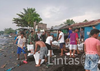 Pasca Banjir Rob Di Desa Wosia, Satgas Satuan Organik Yon Arhanud 3/YBY Bantu Buat Tanggul Sementara Penahan Air di Bibir Pantai