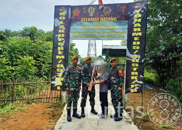 Percaya Dengan TNI, Warga Perbatasan Serahkan Senpi Penabur Kepada Satgas Pamtas Yonarmed 5 Pancagiri