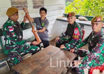 Warga Kembali Serahkan Senjata Api Ke Satgas Yonarmed 5/105 Tarik/Pancagiri