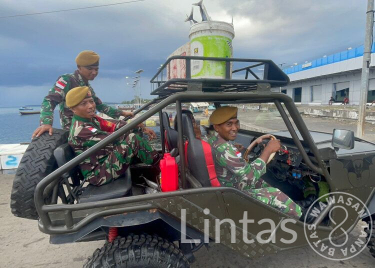 Satgas Pamrahwan Maluku Utara Yonarhanud 3/YBY Bantu Warga Angkut Ikan Dari Tempat Pelelangan Ikan ke Pasar Wosia