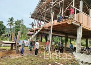 Satgas Pamtas RI-Malaysia Yonarmed 5 Pancagiri Bantu Bangun Rumah Singgah Bersama Masyarakat Perbatasan