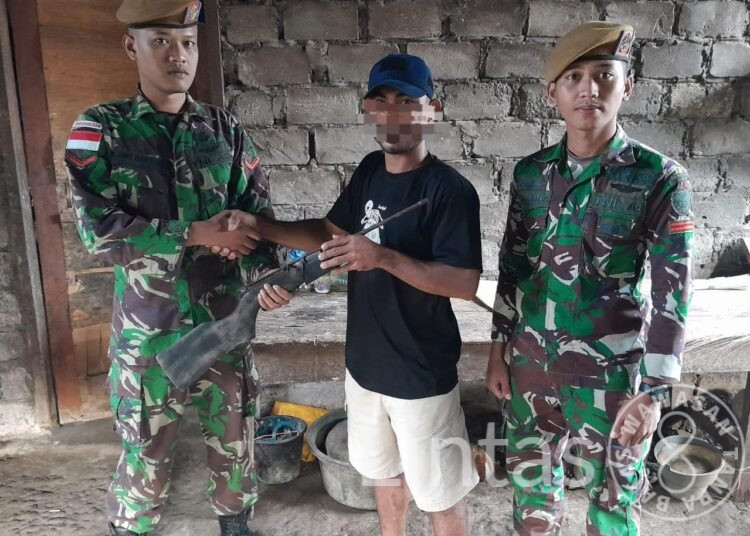Warga Serahkan Senjata Api ke – 51 Kepada Satgas Pamrahwan Maluku Utara Yonarhanud 3/YBY