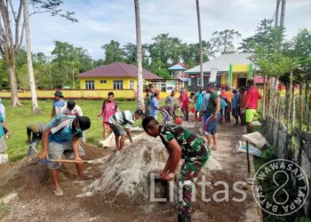Satgas Pamrahwan Maluku Utara Yonarhanud 3/YBY Bersama Warga Bangun Jalan Menuju Puskesmas