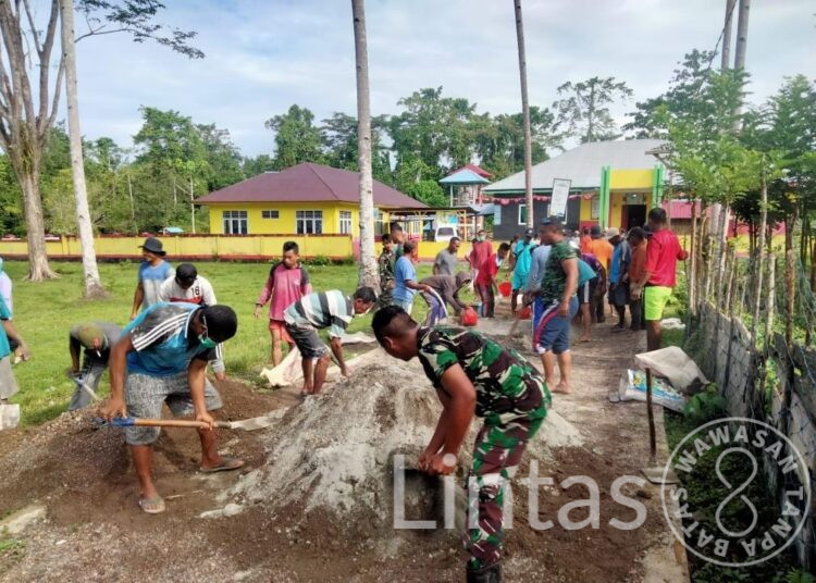 Satgas Pamrahwan Maluku Utara Yonarhanud 3/YBY Bersama Warga Bangun Jalan Menuju Puskesmas