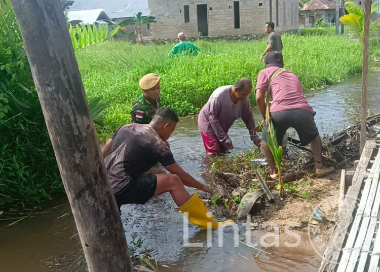 Intensitas Hujan Tinggi, Satgas Yonarhanud 3/YBY Pos Koki Lede Bersihkan Saluran Air Cegah Terjadinya Banjir