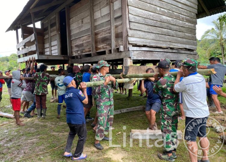 Tanah Amblas, Satgas Armed 5 Sigap Pindahkan Lumbung Padi