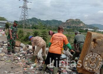 Satgas Sektor 8 Sub 4 Citarum Harum, Karbak Bersihkan Sampah Bersama Gober