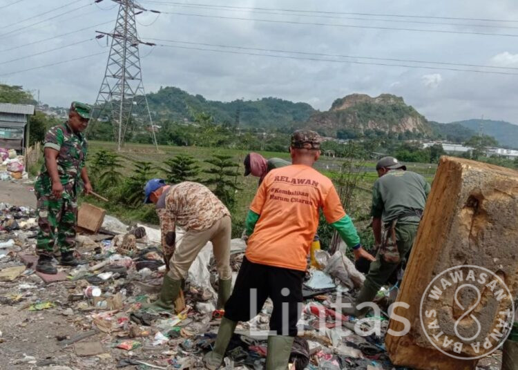 Satgas Sektor 8 Sub 4 Citarum Harum, Karbak Bersihkan Sampah Bersama Gober
