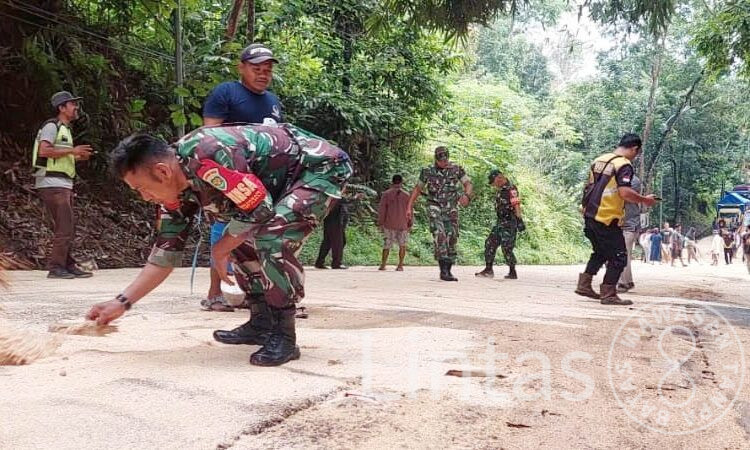 Aksi Sigap Anggota Kodim Ciamis Cegah Laka Lalin