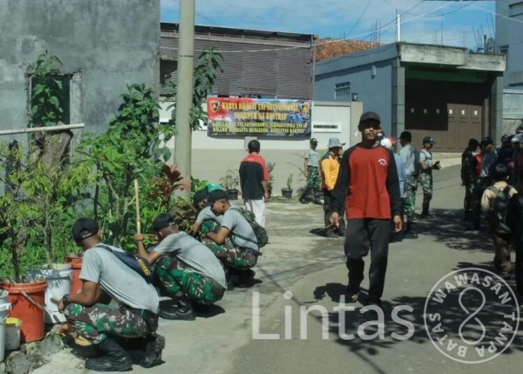 Selalu Hadir Menjadi Solusi, Yonzipur 9 Kostrad Bersihkan Lingkungan dan Layani Kesehatan Warga Cimenyan