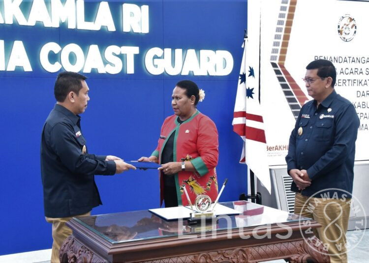 Bakamla RI Terima Sertifikat Tanah Hibah dari Kabupaten Supiori