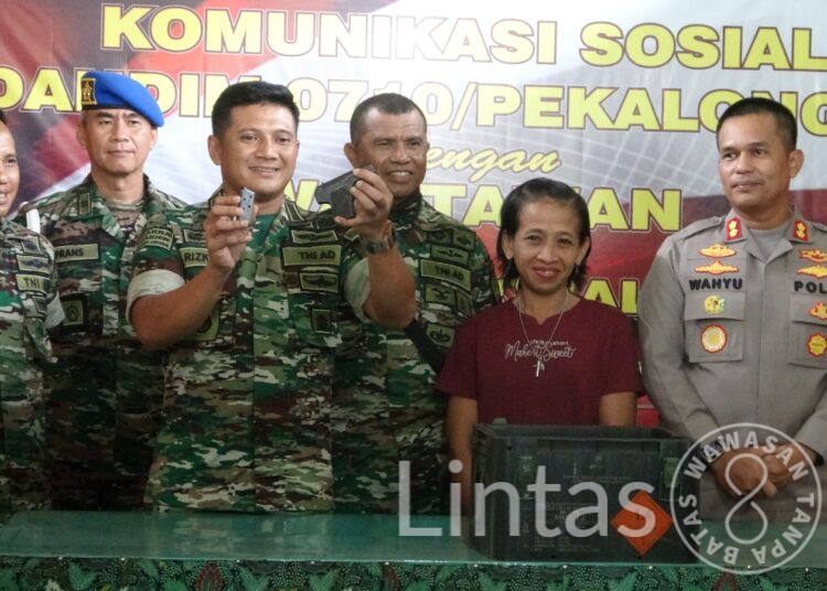 Warga Kota Pekalongan Serahkan Granat dan Pistol Kepada TNI.
