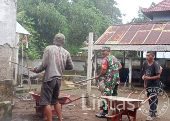 Sinergi TNI Bersama Rakyat, Babinsa Bantu Bangun Rumah Warga