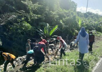 Satgas Yonarhanud 3/YBY Gasak Sampah Sepanjang Jalan Trans Galela-Tobelo
