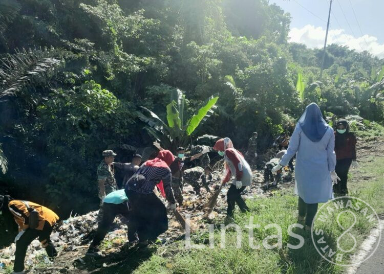 Satgas Yonarhanud 3/YBY Gasak Sampah Sepanjang Jalan Trans Galela-Tobelo