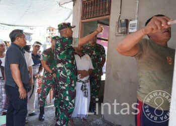 Danrem 163/WSA Melakikan Pinanjauan RTLH Program Praja Raksaka peduli Rakyat Pangdam IX/Udayana