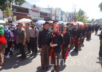 Lestarikan Budaya Lokal, Danrem Wijayakusuma Kenakan Pakaian Tradisional Ikuti Kirab Pusaka Banyumas