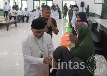 Kasad Berikan 3.000 Paket Sembako Kepada Warga Cianjur Terdampak Gempa