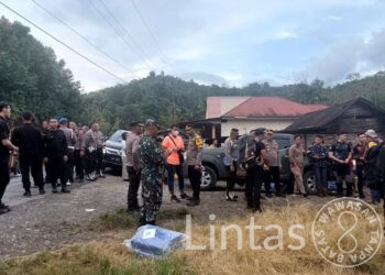 Korem 042/Gapu Kerahkan 2 SST Bantu Evakuasi Rombongan Helikopter yang Membawa Kapolda Jambi Mendarat Darurat di Hutan Desa Tamiai