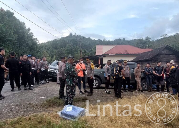 Korem 042/Gapu Kerahkan 2 SST Bantu Evakuasi Rombongan Helikopter yang Membawa Kapolda Jambi Mendarat Darurat di Hutan Desa Tamiai