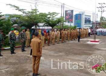 Danramil 1204-01/Kapuas Pimpin Apel Hari Kesadaran Nasional di Halaman Kantor Camat Kapuas