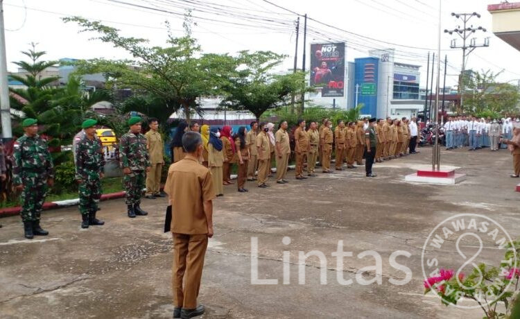 Danramil 1204-01/Kapuas Pimpin Apel Hari Kesadaran Nasional di Halaman Kantor Camat Kapuas