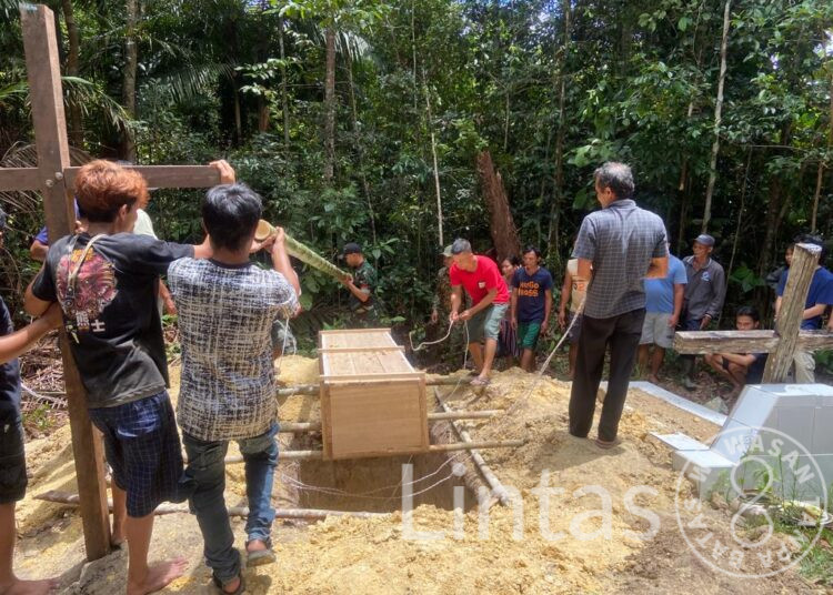 Satgas Pamtas Yonif 645/Gty Peduli dan Empati Bantu Proses Pemakaman Warga Meninggal
