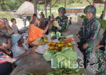 Satgas Yonif R 142/KJ Anjangsana ke Pasar Bolakme dan Borong Hasil Bumi Mama Papua