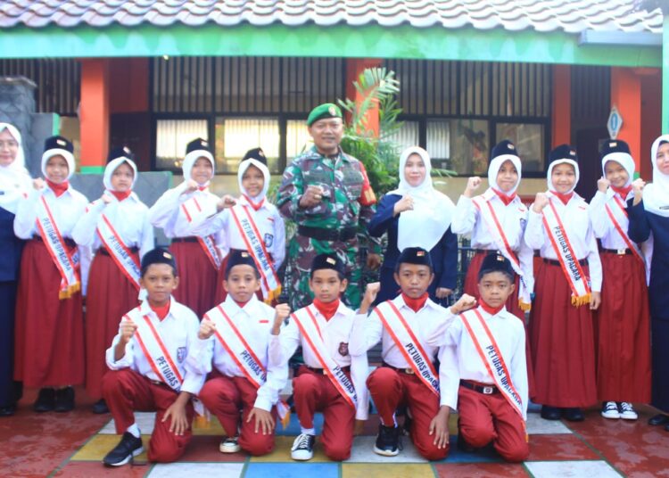 Army Go To School, Babinsa Kel. Tanjung Barat siswa wajib mematuhi peraturan Sekolah