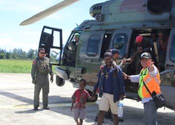 Heli Caracal TNI AU Bersama Tim Gabungan TNI/Polri Evakuasi 18 Masyarakat Alama Nduga