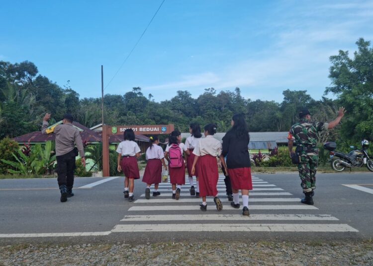 Peduli Keselamatan Pelajar, Anggota Koramil 1204 – 03 /Beduai Bantu Polsek Beduai Pam Jalan
