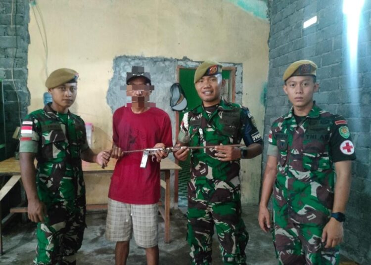 Pengobatan Keliling, Dokter Satgas Yonarhanud 3/YBY Terima Senjata Api Dari Warga Ngidiho