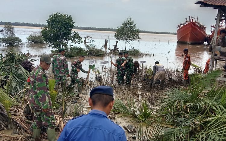 Antisipasi Abrasi Pantai, Pasi Ter Kodim 1208/Sambas Ikuti Penanaman Pohon Mangrove