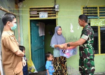 Danrem 023/KS Berikan Tali Asih Pada Anak Penderita Stunting