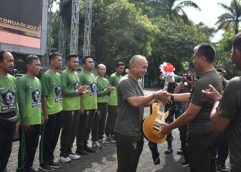 Pangdam III/Siliwangi Serahkan Seperangkat Alat Musik, Dukung Pelaksanaan Tugas Prajurit Ajendam