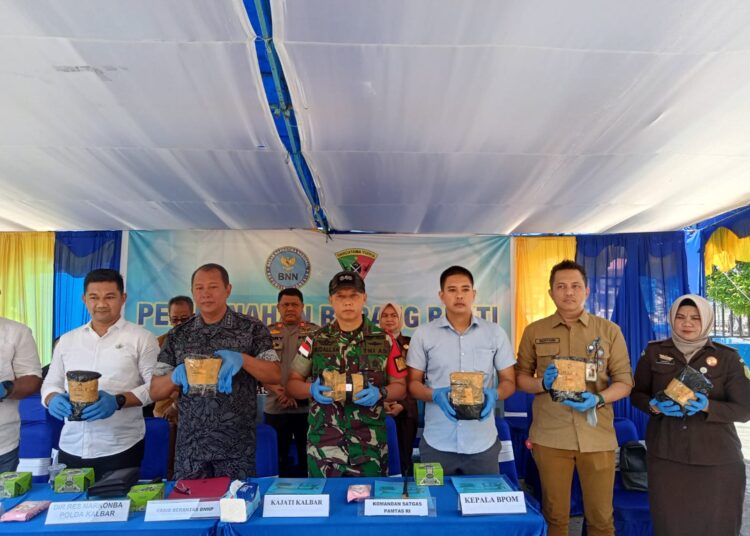 Dansatgas Pamtas Yonif 645/GTY Ikuti Press Release Pemusnahan Barang Bukti Sabu-Sabu Seberat 7,1 KG Di BNN Kota Pontianak