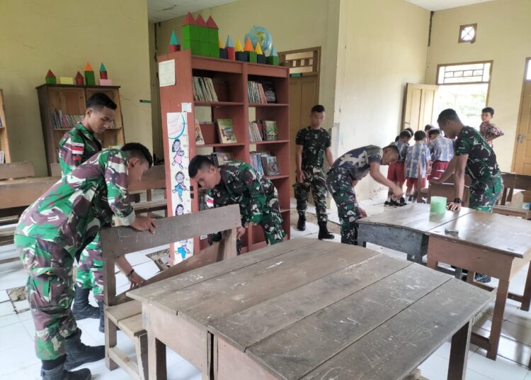 Pembenahan Perpustakaan SDN 001 Kaya Selatan, Sebuah Karya Satgas Pamtas RI-MALAYSIA Yonarmed 5/105 TRK/PG Pos Pamtas Long Ampung