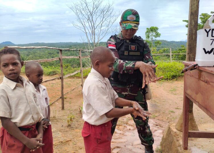 Bersama Puskesmas Waropko, Satgas Yonif 725/Woroagi Ajarkan Hidup Sehat Sejak Dini Kepada Anak SD Inpres Upkim