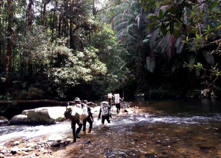 Medan Terjal Warnai Patroli Satgas Yonarmed 5/PG