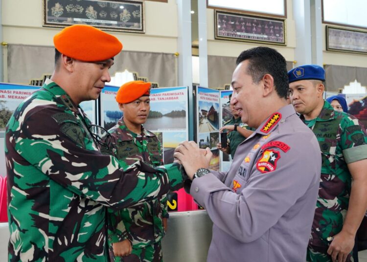 Kapolri Beri Apresiasi Langsung ke TNI yang ‘Berputar’ dan Tim Gabungan Evakuasi Kapolda Jambi