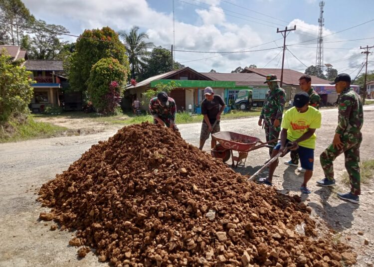 Satgas Pamtas Yonif 645/Gardatama Yudha Karya Bakti Perbaikan Jalan Berlubang Di Perbatasan